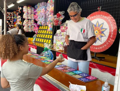 customer-playing-wheel-game