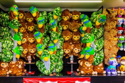 wall-of-stuffed-animal-prizes